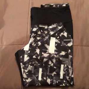 Under Armour Size large Capri workout pants